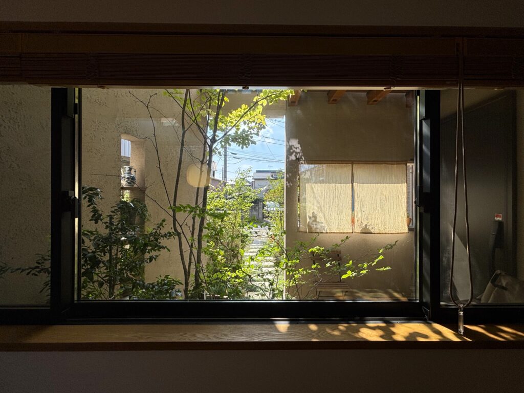 ダイニング　窓