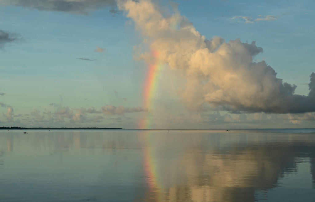 沖縄石垣島の早朝のビーチと虹