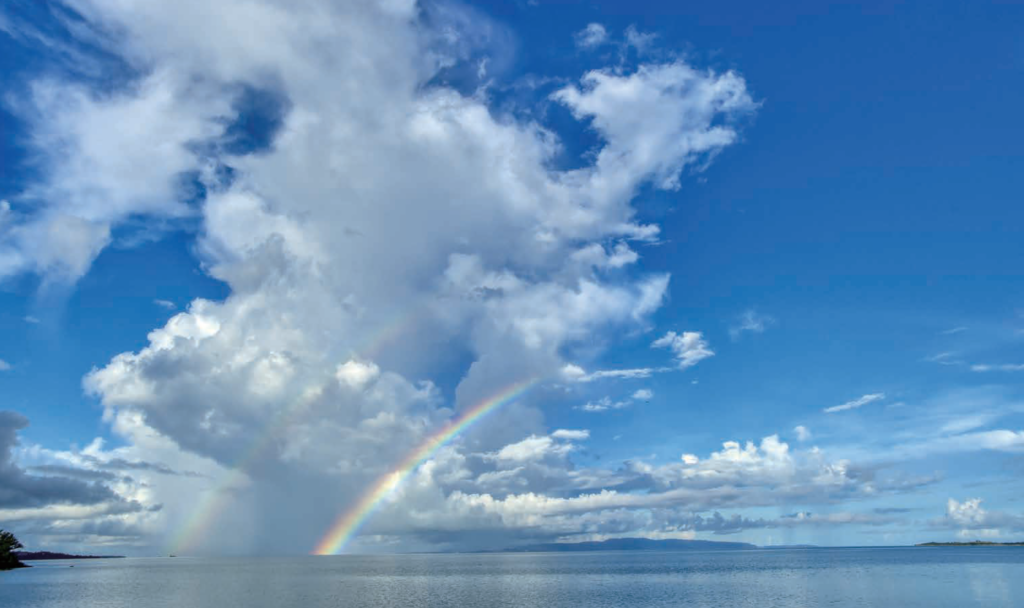 沖縄のビーチとダブルレインボー